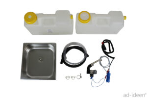 Mobile Wasserversorgung Set für Camping und Transporter, bestehend aus zwei Wasserkanistern, Edelstahlwaschbecken, Pumpen und Schläuchen, ideal für den Ausbau von Bullis oder Marktständen.