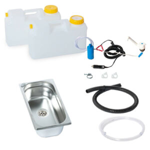 Mobile Wasserversorgung Set mit zwei Wasserkanistern, einer Pumpe, einem Edelstahl-Waschbecken und flexiblen Schläuchen, ideal für Camping, Marktstände und Transporter-Umbauten. Perfekt für Frisch- und Grauwasserlösungen mit optionaler Warmwasserheizung.