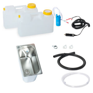Mobile Wasserversorgung Set mit zwei Wasserkanistern, Elektropumpe, Edelstahlwaschbecken, Schläuchen und Montagezubehör für Camping und Transporter-Ausbau. Ideal für frisches und graues Wasser, auch für Marktstände und andere mobile Anwendungen.