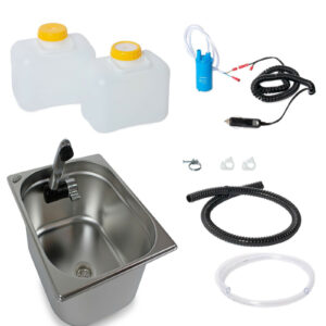 Mobile Wasserversorgung für Campingbedarf: Edelstahlwaschbecken, zwei Wasserkanister für Frisch- und Grauwasser, Wasserpumpe, Schläuche und Zubehör für flexibles, fließendes Wasser unterwegs. Ideal für Bulli- und Transporterumbauten sowie Marktstände.