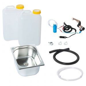 Mobile Wasserversorgung für Campingbedarf: Set mit zwei Wasserkanistern, Edelstahlwaschbecken, Wasserpumpe, Schläuchen und Zubehör für den einfachen Einbau in Bullis oder Transporter. Ideal für flexible Anwendungen wie Marktstände oder Outdoor-Aktivitäten.