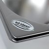 Detailaufnahme eines Edelstahlwaschbeckens mit dem Logo von ad-ideen, einem Onlineshop für mobile Wasserversorgungslösungen, ideal für Camping und Marktstände.