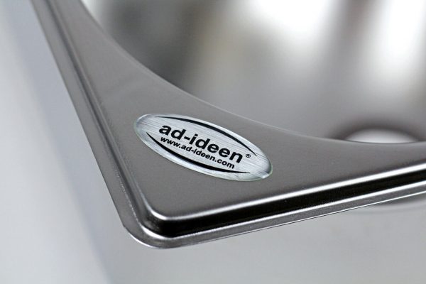 Detailaufnahme eines Edelstahlwaschbeckens mit dem Logo von ad-ideen, einem Onlineshop für mobile Wasserversorgungslösungen, ideal für Camping und Marktstände.