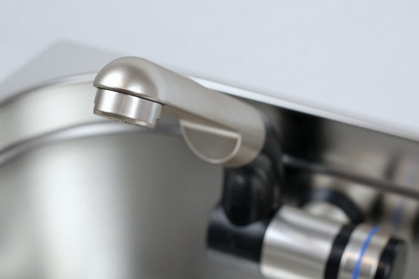 Moderne Wasserarmatur für mobile Wasserversorgung im Campingbereich, ideal für den Einbau in Bullis oder Transportern. Perfekt geeignet für Waschbecken und kombiniert mit Optionen für Frisch- und Grauwasserkanister sowie Pumpen.