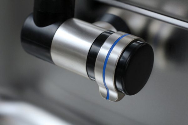 Detailaufnahme eines hochwertigen Wasserhahns aus Edelstahl mit schwarzem Griff, ideal für mobile Wasserversorgungslösungen im Campingbereich und Transporter-Ausbau.