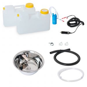 Mobile Wasserversorgung für Campingbedarf: Set mit zwei grauen Wasserkanistern, einer Frischwasserpumpe, einem Edelstahlwaschbecken, Schläuchen und Montagematerial für einfache Installation in Bullis oder Transportern. Ideal für mobile Lösungen und Marktstände.