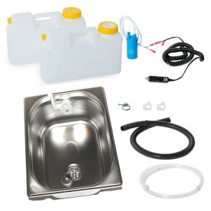 Mobiles Wasserversorgungsset für Campingbedarf mit Edelstahlwaschbecken, zwei Wasserkanistern, einer elektrischen Pumpe, Schläuchen und Befestigungselementen. Ideal für den Ausbau von Bullis oder Transportern sowie für mobile Marktstände.