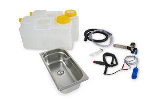 Mobile Wasserversorgung für Campingbedarf: Edelstahl-Waschbecken, zwei Wasserkanister (Frisch- und Grauwasser), Pumpensystem und Schlauchzubehör für flexible Anwendungen in Bullis, Transportern und Marktständen. Ideal für die Installation von fließendem Wasser, auch mit Warmwasseroptionen erhältlich.