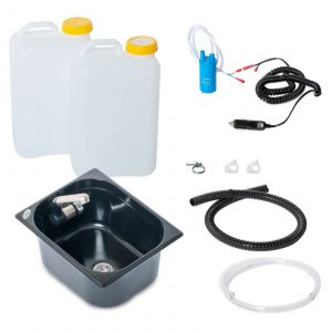 Mobiles Wasserversorgungssystem mit zwei Wasserkanistern, einer Pumpe, einem Waschbecken und Zubehör für Camping und Transporter. Ideal für den Ausbau von Bullis oder Marktständen, inklusive Optionen für Warmwasser und praktische Installationsteile.