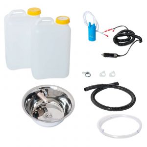 Mobile Wasserversorgung Set für Campingbedarf, bestehend aus zwei Wasserkanistern, einer Edelstahlspüle, einer Pumpe mit Anschlusskabel, flexiblen Schläuchen und Montagematerial. Ideal für den Ausbau von Bullis oder Transportern sowie für Marktstände und andere Anwendungen, die fließendes Wasser erfordern.