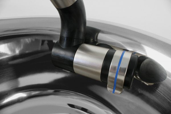 Moderne Wasserhahnarmatur für mobile Wasserversorgung, ideal für Campingbedarf und den Ausbau von Transportern. Hochwertige Materialien und durchdachtes Design für effiziente Nutzung in verschiedenen Anwendungen, einschließlich Marktständen und Outdoor-Aktivitäten.