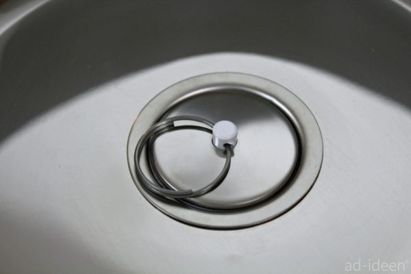 Edelstahl-Waschbecken mit Abflussdeckel und Ablaufrohr, ideal für mobile Wasserversorgung im Campingbedarf oder beim Ausbau von Bullis und Transportern. Perfekt für die Installation in Marktständen oder anderen Anwendungen, die fließendes Wasser benötigen.