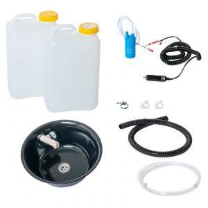 Zwei klare Wasserkanister mit gelben Deckeln, eine schwarze Spüle mit Wasserhahn, eine elektrische Pumpe, ein flexibles Schlauchsystem und diverses Zubehör für mobile Wasserversorgung im Campingbereich. Ideal für den Ausbau von Bullis oder Transportern sowie für temporäre Marktstände und andere Anwendungen, die fließendes Wasser erfordern.