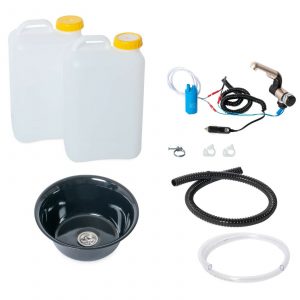 Zwei transparente Wasserkanister mit gelben Deckeln, eine schwarze Spülschüssel, eine Wasserpumpe mit Anschlusskabel, Schläuche und Zubehörteile für mobile Wasserversorgung im Campingbedarf. Ideal für den Ausbau von Bullis oder Transportern mit fließendem Wasser und Warmwasseroptionen.