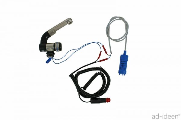 Mobile Wasserpumpe mit Anschlusskabel und Steuerung für Campingbedarf, ideal für den Einsatz in Bullis, Transportern und Marktständen zur flexiblen Wasserversorgung.