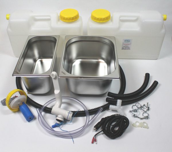 Mobile Wasserversorgung Set mit Edelstahl-Waschbecken, zwei Wasserkanistern, Pumpe, Schläuchen und Montagematerial für Camping und Marktstände. Ideal für den Ausbau von Bullis oder Transportern.