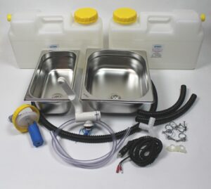 Mobile Wasserversorgung Set mit zwei Wasserkanistern, Edelstahlspüle, Wasserhahn, Pumpen und Schlauchsystem für Camping, Bulli-Ausbau und Marktstände. Ideal für frisches und graues Wasser, auch mit Warmwasseroptionen.