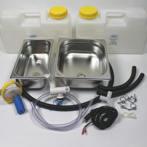 Mobile Wasserversorgung Set mit zwei Wasserkanistern, Edelstahlspüle, Wasserhahn, Pumpen und Schlauchsystem für Camping, Bulli-Ausbau und Marktstände. Ideal für frisches und graues Wasser, auch mit Warmwasseroptionen.