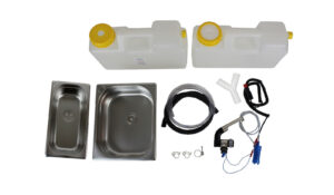 Mobiles Wasserversorgungssystem für Campingbedarf, bestehend aus zwei Wasserkanistern, Edelstahlspüle, Schlauch, Pumpe und Zubehör. Ideal für den Ausbau von Bullis oder Transportern sowie Marktstände, bietet eine praktische Lösung für fließendes Wasser, auch mit Warmwasseroption.