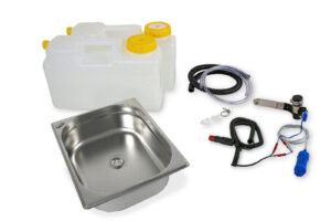 Mobiles Wasserversorgungssystem für Campingbedarf, bestehend aus einem Edelstahlwaschbecken, zwei Wasserkanistern für Frisch- und Grauwasser, einer Pumpe, Schläuchen und Anschlüssen. Ideal für den Ausbau von Bullis oder Transportern sowie für Marktstände und andere Anwendungen, die fließendes Wasser erfordern.