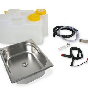 Mobiles Wasserversorgungssystem für Campingbedarf, bestehend aus einem Edelstahlwaschbecken, zwei Wasserkanistern für Frisch- und Grauwasser, einer Pumpe, Schläuchen und Anschlüssen. Ideal für den Ausbau von Bullis oder Transportern sowie für Marktstände und andere Anwendungen, die fließendes Wasser erfordern.