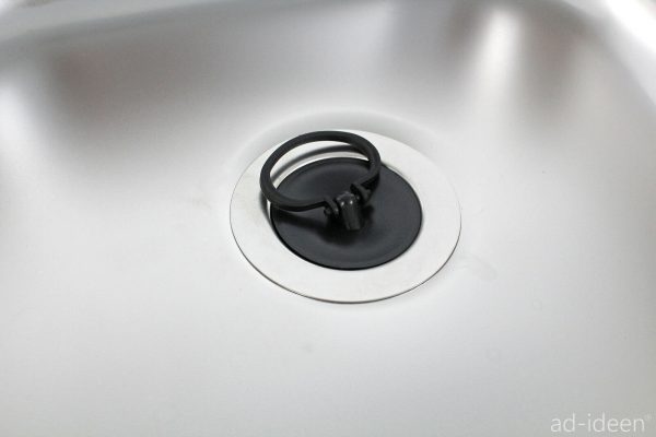 Detailaufnahme eines Waschbeckens mit Ablassventil, ideal für mobile Wasserversorgung im Campingbereich. Perfekt für den Ausbau von Bullis oder Transportern, geeignet für Frisch- und Grauwasseranwendungen.