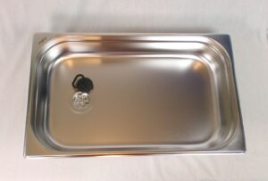 Edelstahl-Waschbecken für mobile Wasserversorgung, ideal für Camping und Transporter-Ausbau. Ausgestattet mit einem Abfluss und einem praktischen Verschluss, perfekt für den Einsatz in mobilen Küchen oder Marktständen.