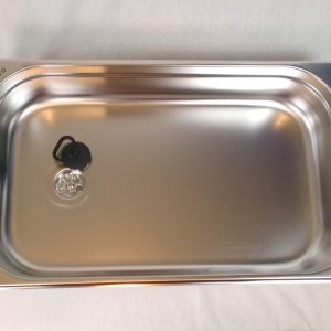 Edelstahl-Waschbecken für mobile Wasserversorgung, ideal für Camping und Transporter-Ausbau. Ausgestattet mit einem Abfluss und einem praktischen Verschluss, perfekt für den Einsatz in mobilen Küchen oder Marktständen.