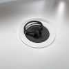 Detailaufnahme eines Waschbeckens mit einem schwarzen Stöpsel und Abflussring, ideal für mobile Wasserversorgung im Campingbedarf und Fahrzeugumbau. Perfekt für die Installation in Bullis oder Transportern, um fließendes Wasser zu ermöglichen.