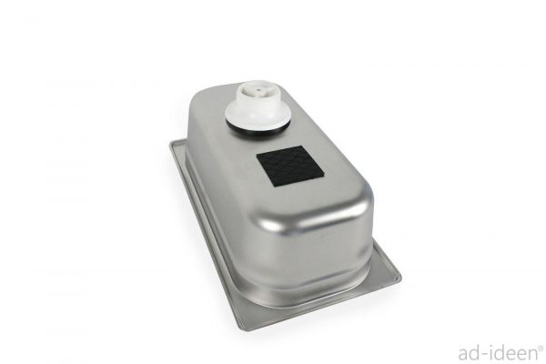 Mobiler Frischwasserkanister aus Metall für Campingbedarf, ideal für den Ausbau von Bullis und Transportern. Ausgestattet mit einem praktischen Deckel und rutschfester Unterlage, eignet sich dieser Kanister für die mobile Wasserversorgung bei Marktständen und anderen Anwendungen.