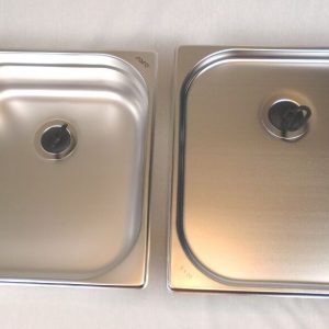 Zwei Edelstahl-Waschbecken für mobile Wasserversorgung, ideal für den Campingbedarf und den Ausbau von Bullis oder Transportern. Perfekt geeignet für Frischwasser- und Abwassersysteme, inklusive passender Pumpen.