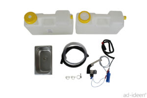 Mobile Wasserversorgungskit für Camping und Transporter, bestehend aus zwei Wasserkanistern, Edelstahlspüle, Pumpe, Schläuchen und Anschlusszubehör, ideal für den Einsatz in Bullis, Marktständen und anderen mobilen Anwendungen.