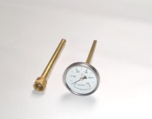 Thermometer für mobile Wasserversorgung, ideal für Camping und Transporter, zur Temperaturmessung von Wasser oder Heizsystemen, aus hochwertigem Messing gefertigt.