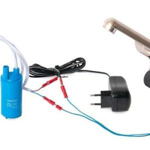 Mobiles Wasserversorgungssystem mit Wasserpumpe und Armatur für Camping und Transporter. Ideal für den Einbau in Bullis oder Marktstände, ermöglicht fließendes Wasser und ist für Frisch- und Grauwasser geeignet. Inklusive Netzteil für einfache Nutzung.